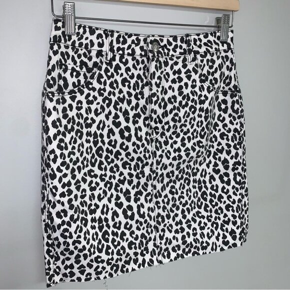 H&M Short Denim Skirt Women’s Size 6 US White Leopard 5-Pocket Raw Hem NWOT - Picture 3 of 8